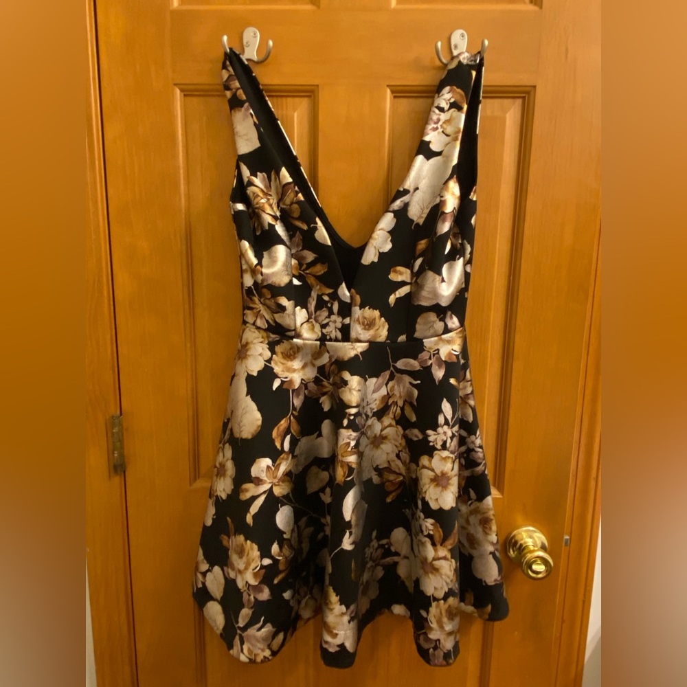 Sexy low cut black and floral dress size large - Picture 2 of 6